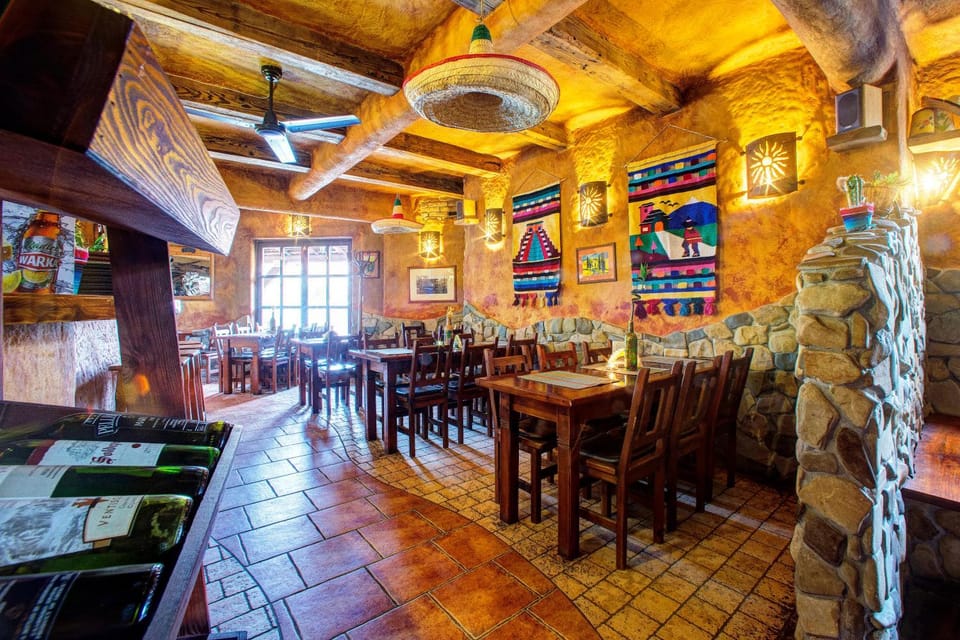 Restaurant/places to eat, Lounge or bar