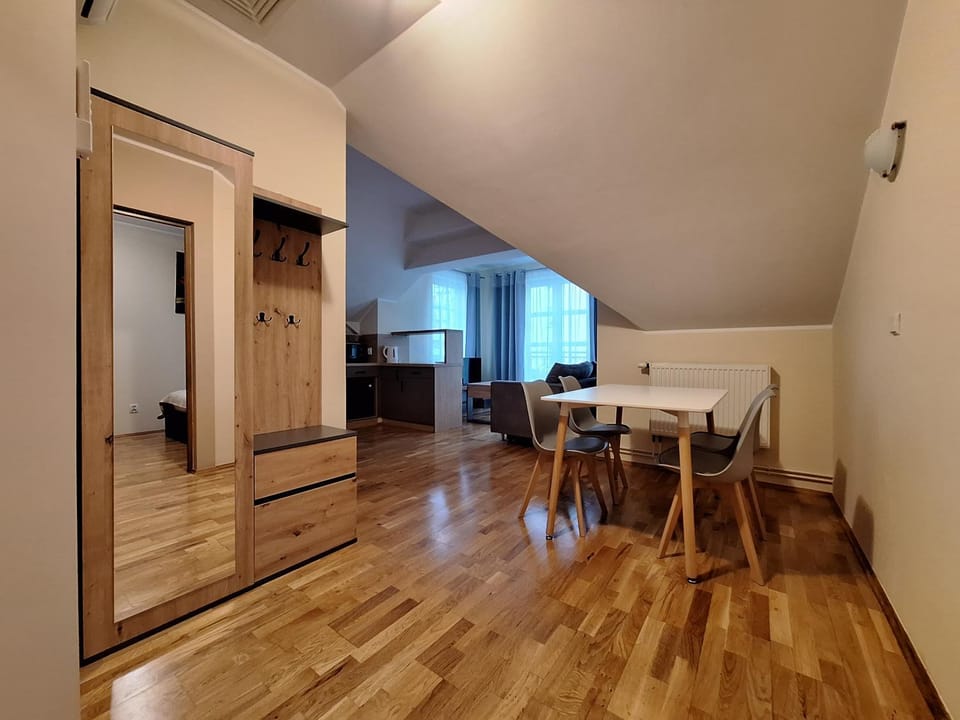 TV and multimedia, Kitchen or kitchenette, Living room, Seating area, Dining area