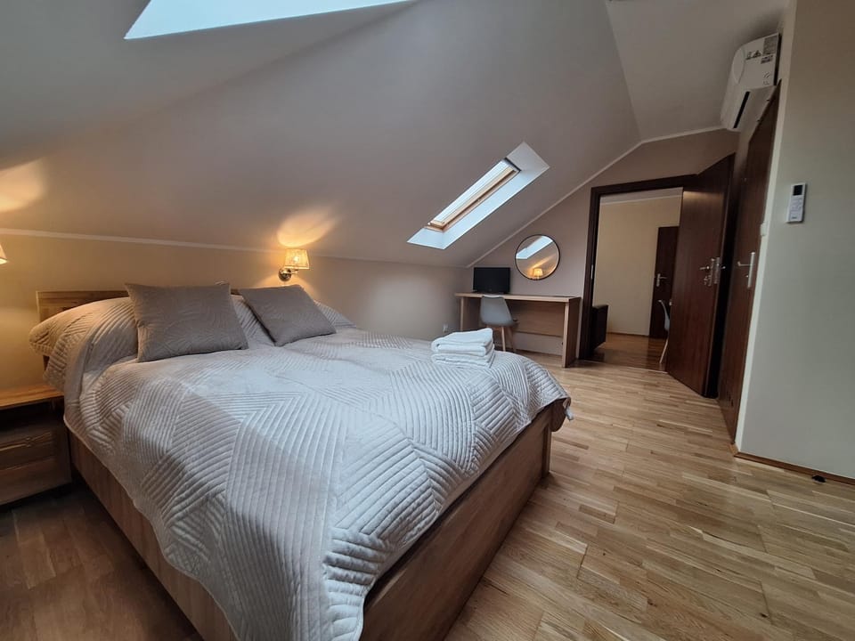 Bed, Photo of the whole room, Bedroom, air conditioner