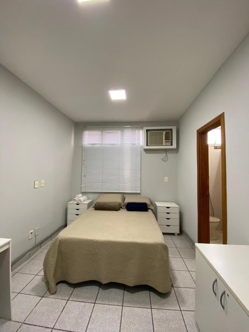 Bed, Photo of the whole room, air conditioner