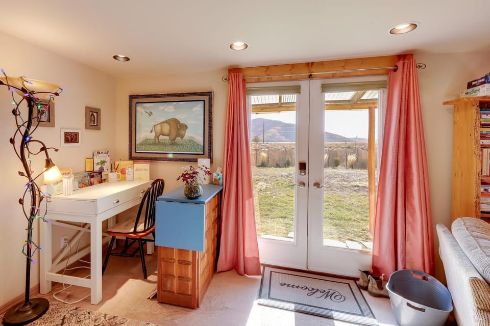 Studio Near Hot Minerals Soak: 360-View of Valley! Apartment in Montana
