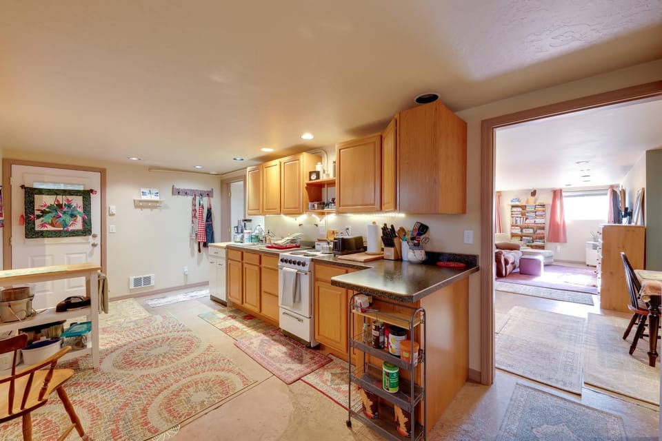 Studio Near Hot Minerals Soak: 360-View of Valley! Apartment in Montana