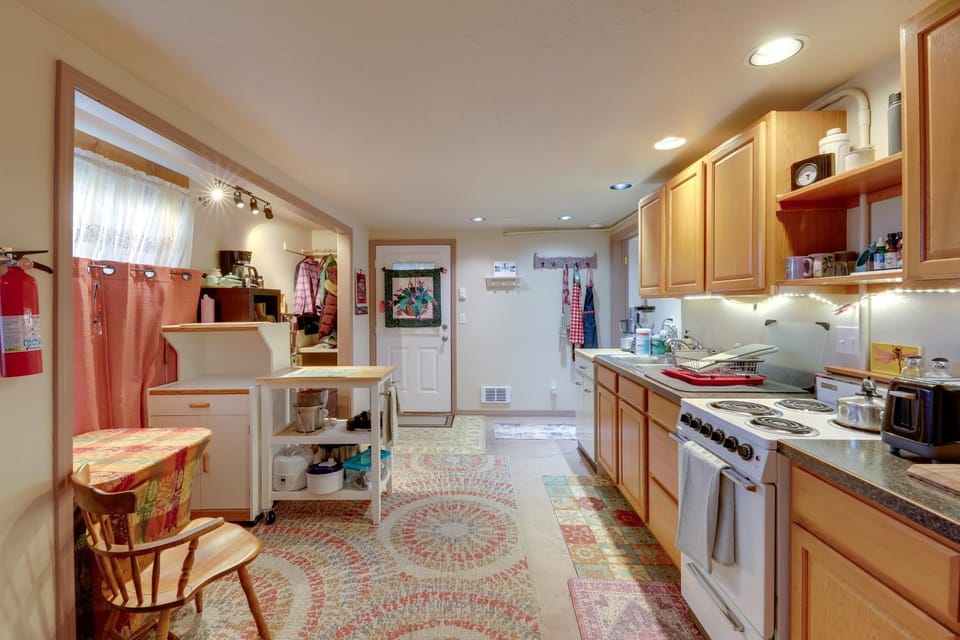 Studio Near Hot Minerals Soak: 360-View of Valley! Apartment in Montana