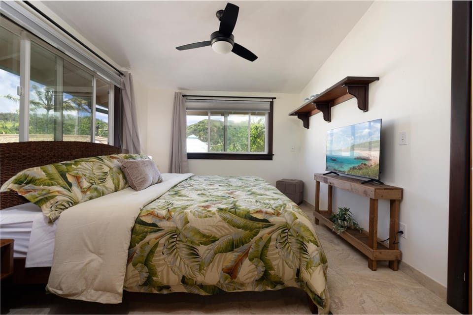 Bed, TV and multimedia, Bedroom