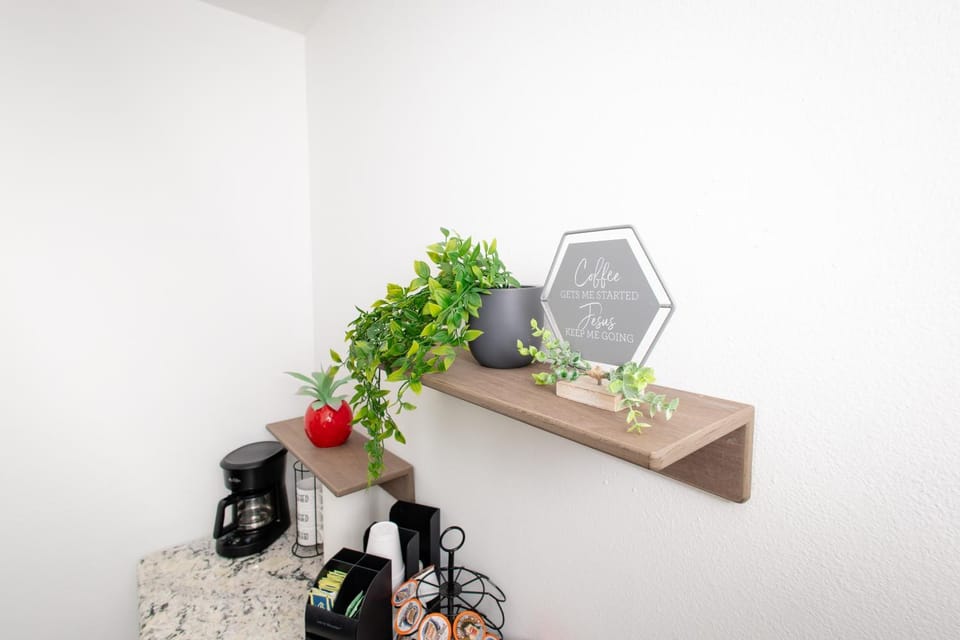 Coffee/tea facilities, Kitchen or kitchenette, Dining area