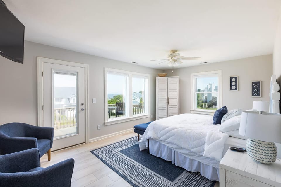 Newly Listing Renovated bungalow steps from water House in Southern Shores