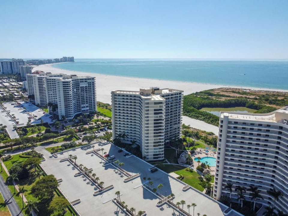 Beachfront apartment with stunning views & wraparound balcony House in Marco Island