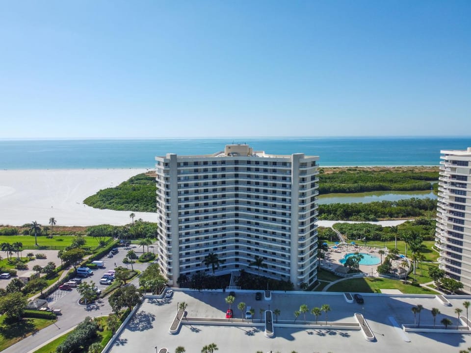 Beachfront apartment with stunning views & wraparound balcony House in Marco Island