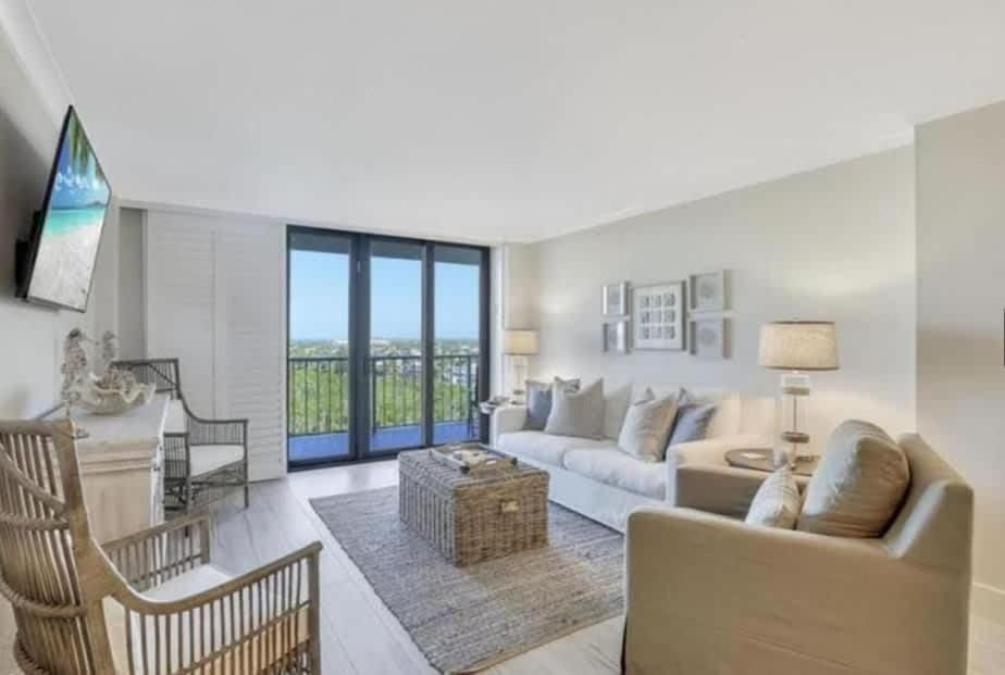 Beachfront apartment with stunning views and amazing year round sunsets 1010 House in Marco Island