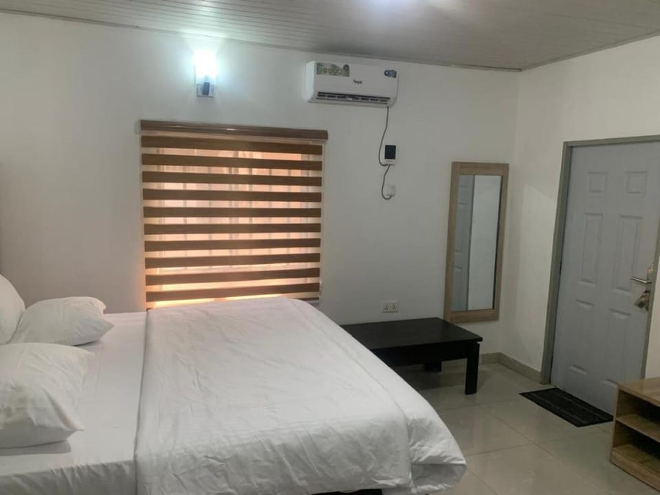 Toilet, Bed, Bathroom, TV and multimedia, Bedroom, wardrobe, air conditioner
