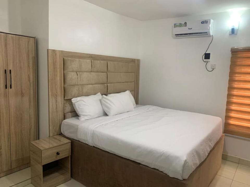 Toilet, Bed, Bathroom, TV and multimedia, Bedroom, towels, wardrobe, air conditioner