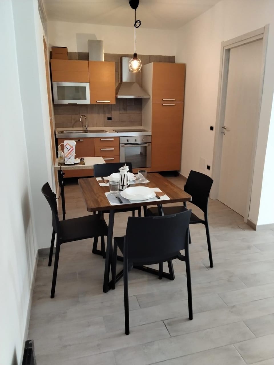 Kitchen or kitchenette, Dining area