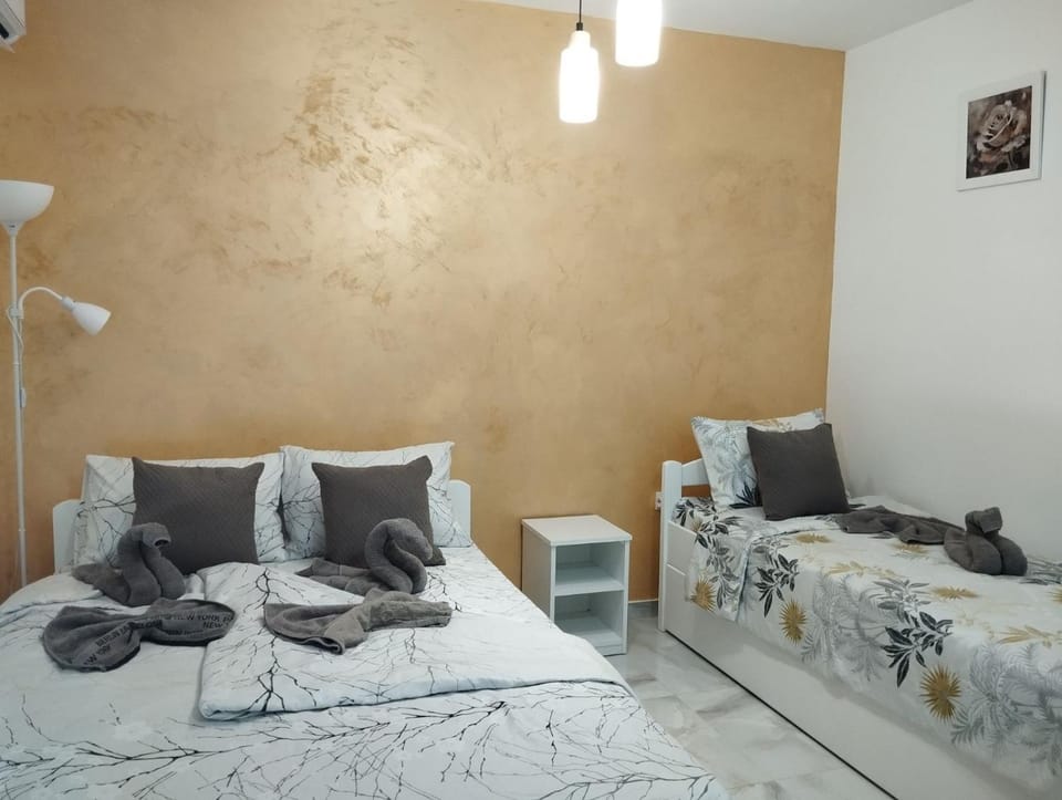Bed, Living room, Photo of the whole room, towels