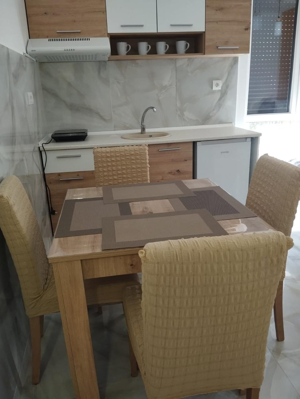 Kitchen or kitchenette, Dining area
