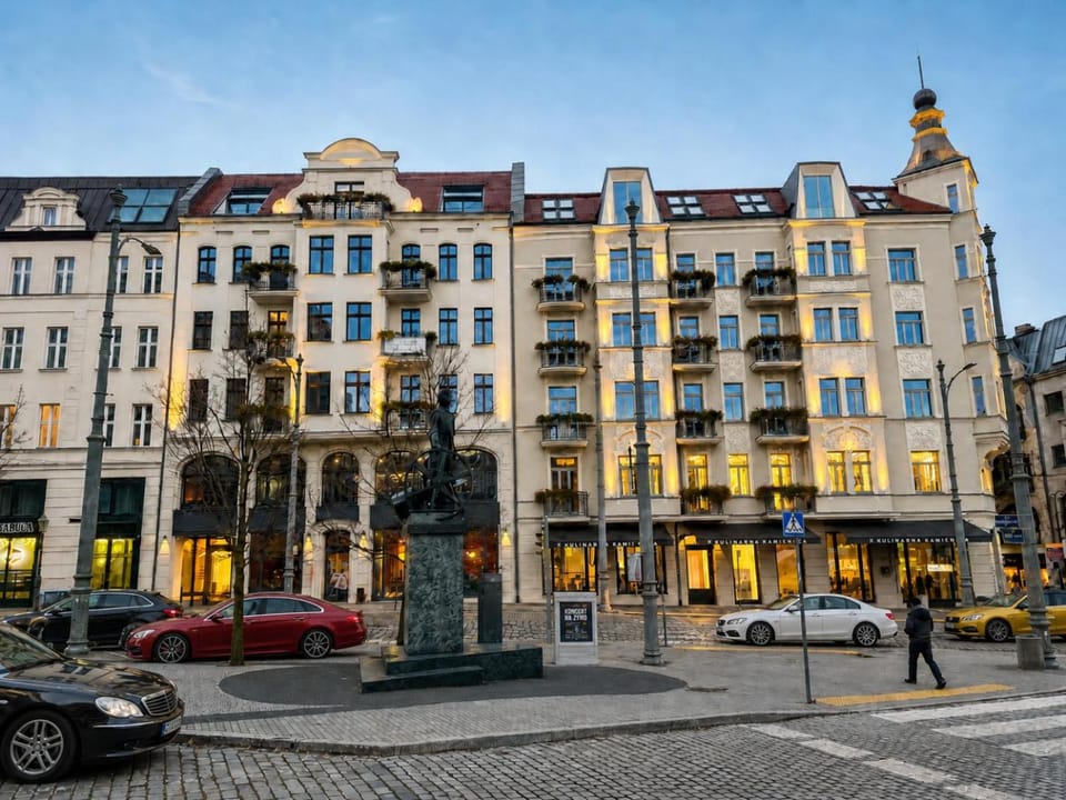Property building, Restaurant/places to eat, Neighbourhood, Street view, Location