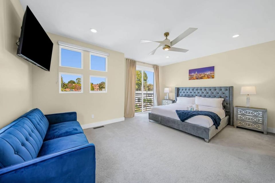 Modern 4-Story 3-BR Townhome with Rooftop Lounge House in Charlotte
