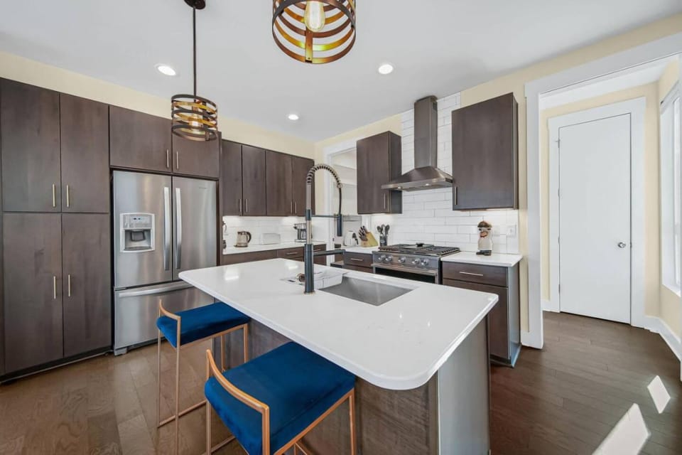 Modern 4-Story 3-BR Townhome with Rooftop Lounge House in Charlotte