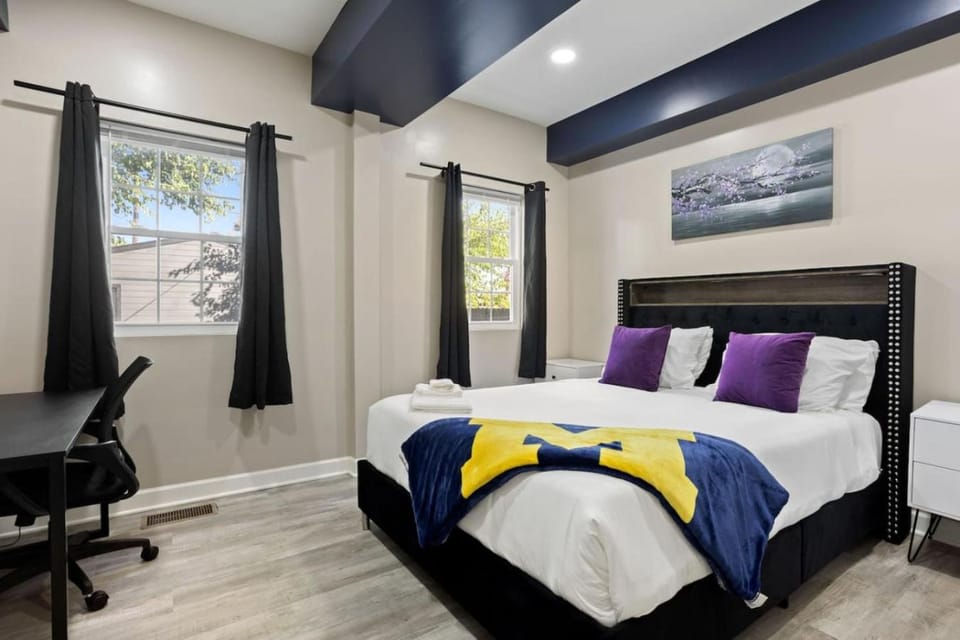 Bed, Photo of the whole room, Bedroom, towels