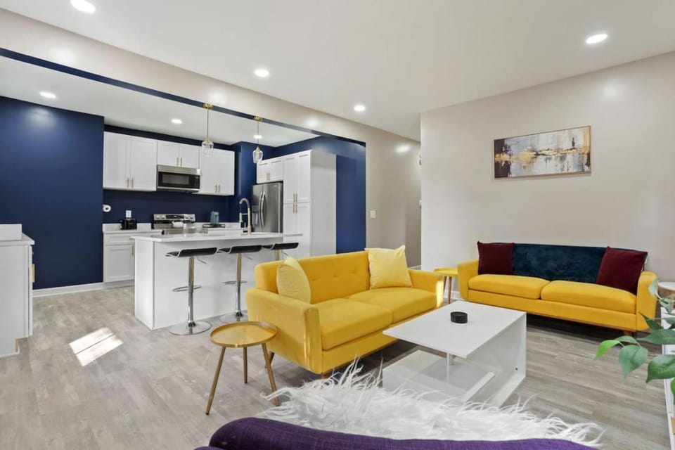Kitchen or kitchenette, Living room, Seating area, Dining area