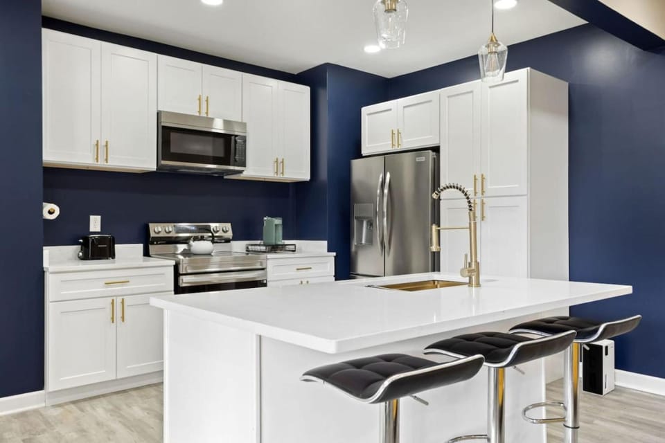 Kitchen or kitchenette, dishwasher, oven, toaster