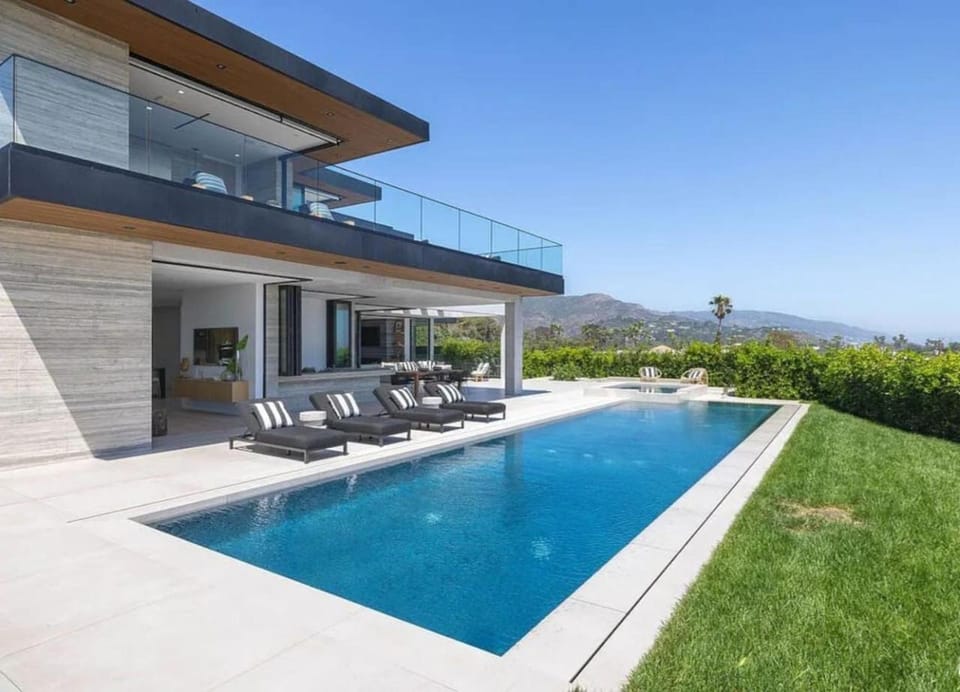 Luxurious Malibu 6BR Estate with Pool, Theatre, Views House in Malibu