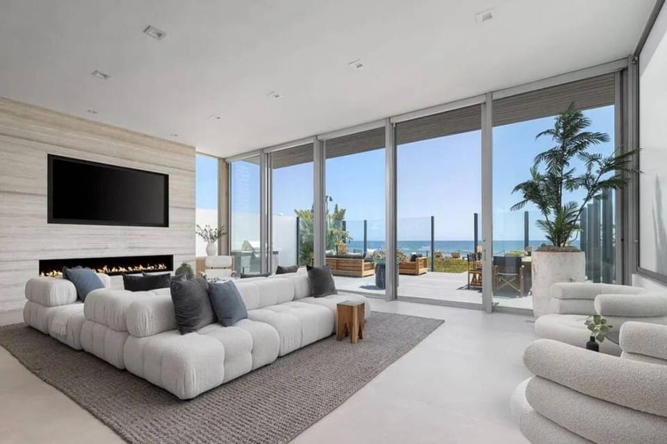 Luxury Beachfront Villa W. Stunning Pacific Views House in Malibu