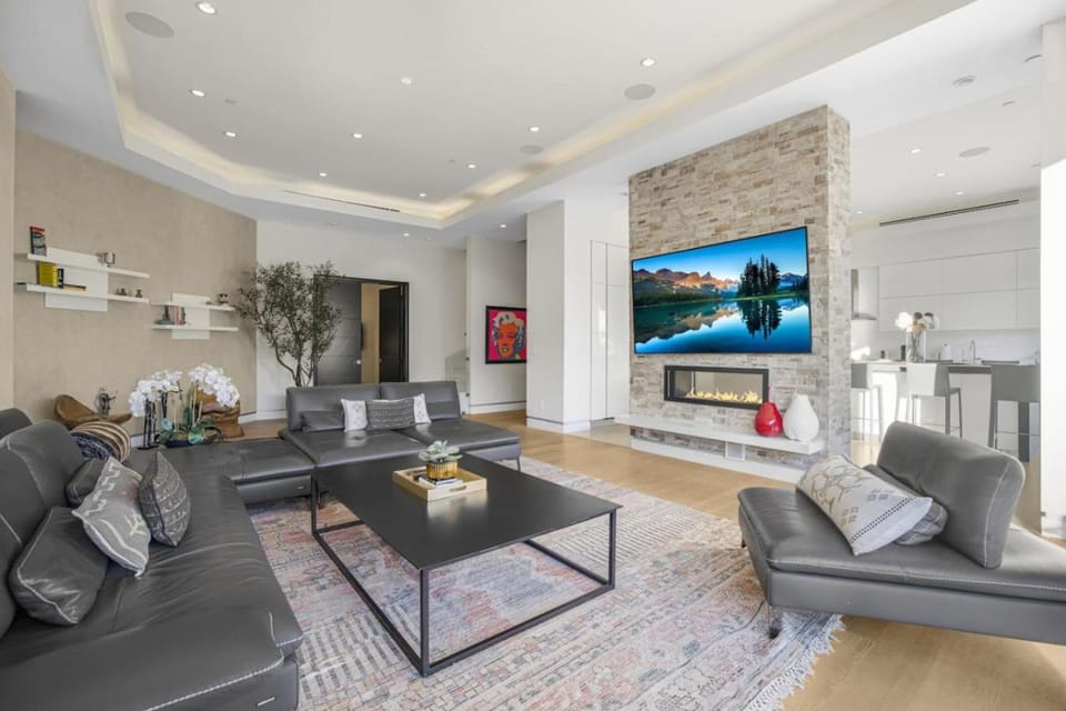 Prestigious Hillside Villa W. Pool, Theater, Views House in Hollywood Hills