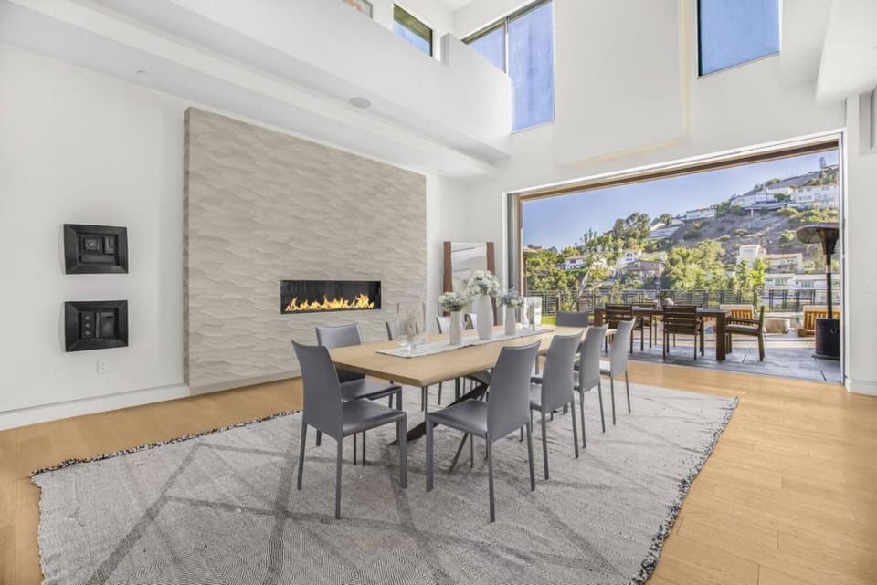 Prestigious Hillside Villa W. Pool, Theater, Views House in Hollywood Hills