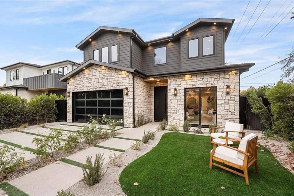 Stunning 5BR in Studio City W. Pool, and Jacuzzi Apartment in Studio City