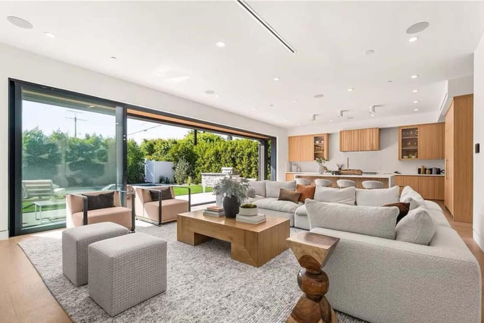 Stunning 5BR in Studio City W. Pool, and Jacuzzi Apartment in Studio City