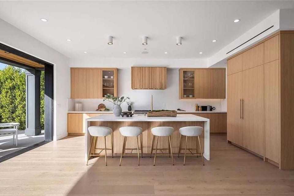 Stunning 5BR in Studio City W. Pool, and Jacuzzi Apartment in Studio City