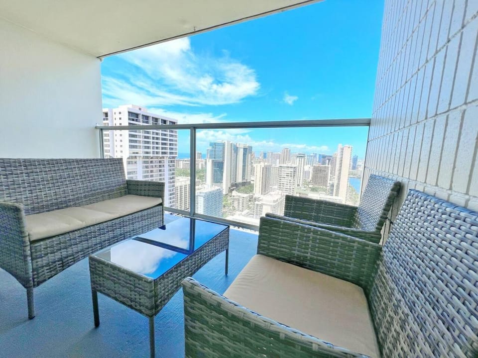 Two Amazing Views in One Spacious Condo Getaway House in Honolulu