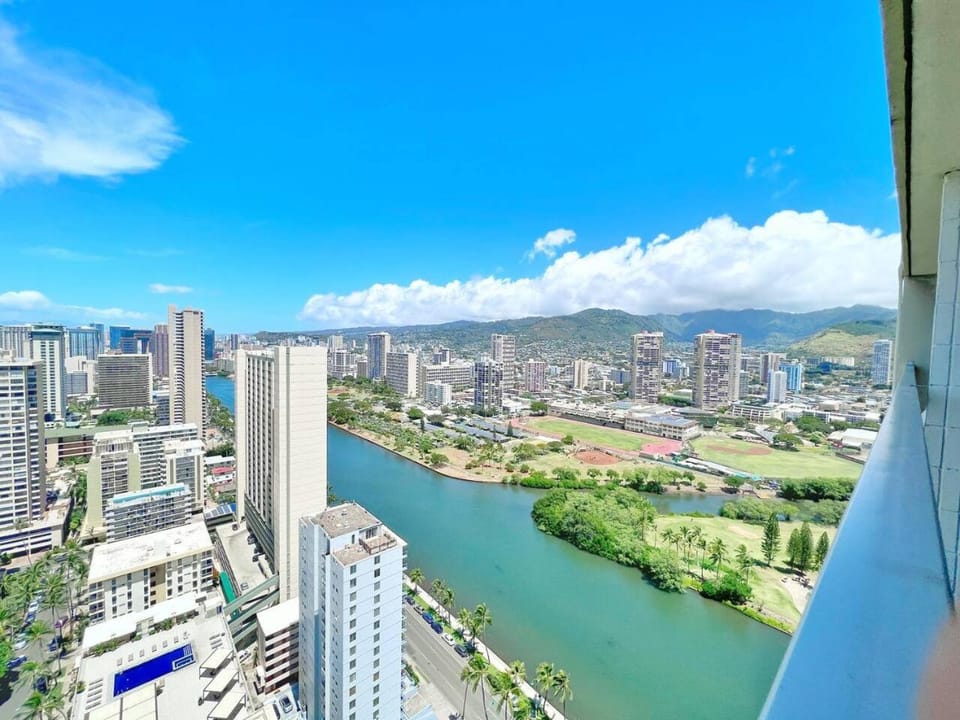 Two Amazing Views in One Spacious Condo Getaway House in Honolulu