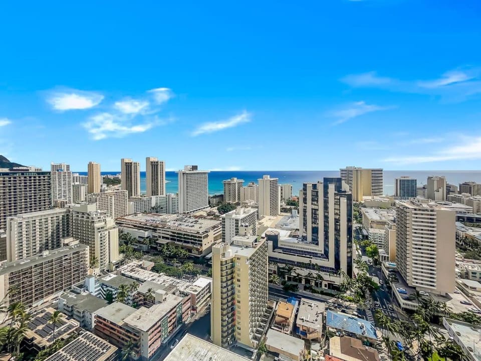 Two Amazing Views in One Spacious Condo Getaway House in Honolulu