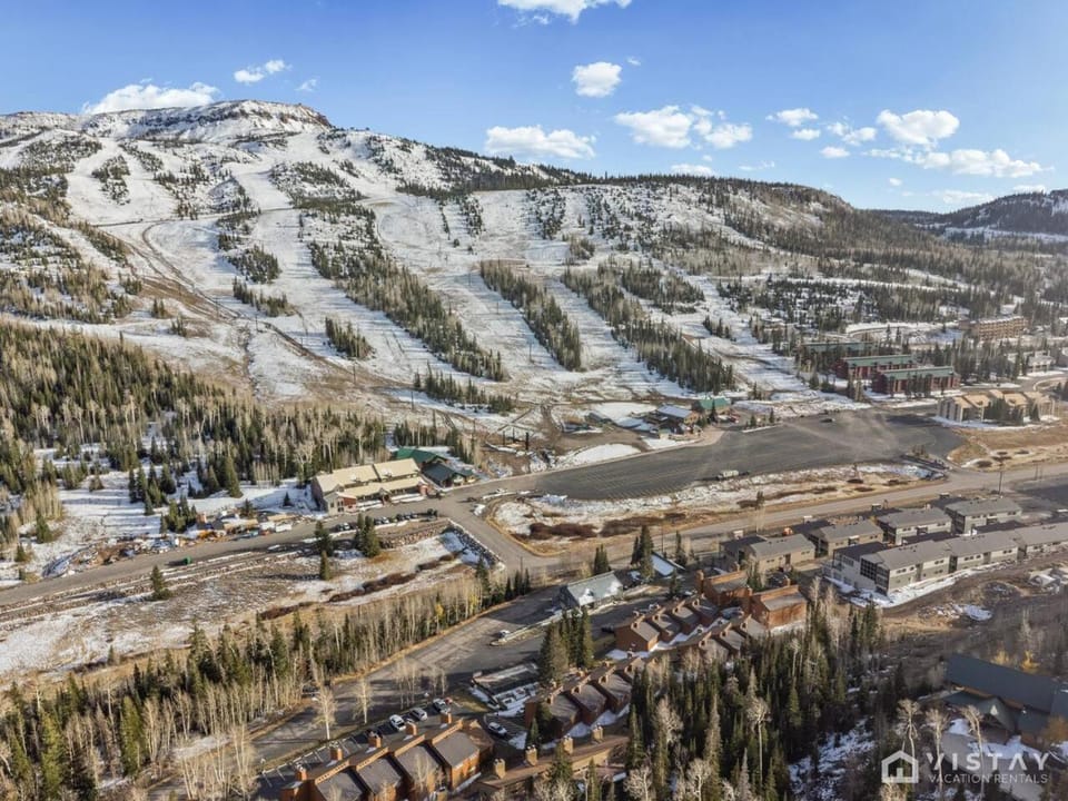 Ski Hill Views and Cozy Fireplace in Brianhead Apartment in Brian Head