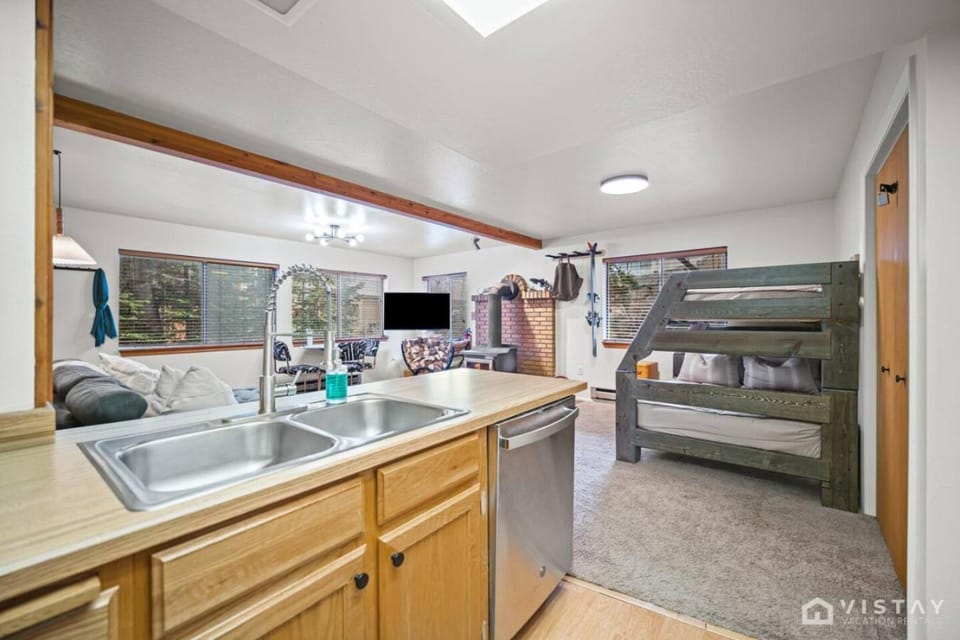 Ski Hill Views and Cozy Fireplace in Brianhead Apartment in Brian Head