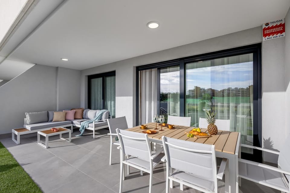 Patio, Day, Balcony/Terrace, Food and drinks, Seating area, Food