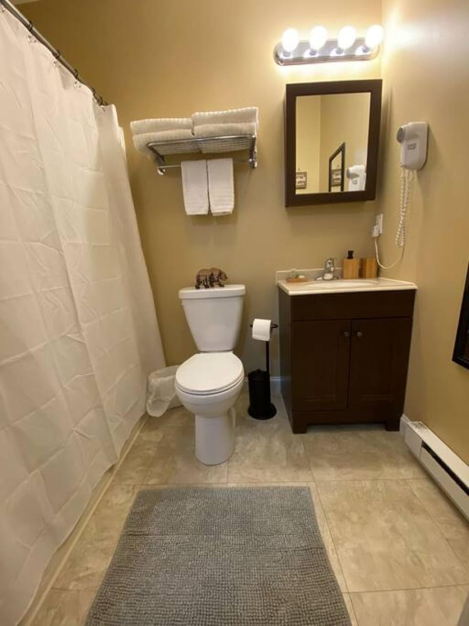 Rustic Studio with Balcony, Pool and Hot Tub near Loon Mountain Apartment in Woodstock