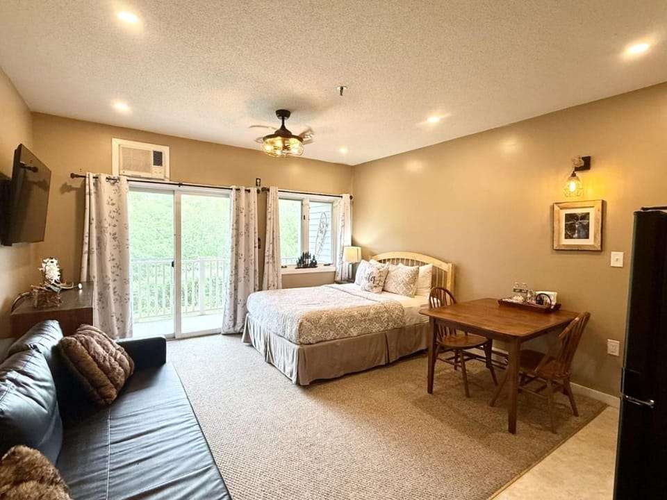 Bed, TV and multimedia, Living room, Seating area, Bedroom