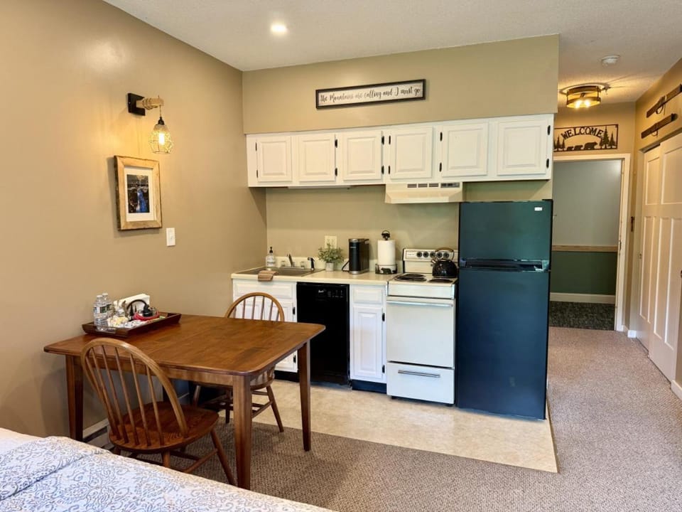 Coffee/tea facilities, Kitchen or kitchenette, Dining area, oven, stove