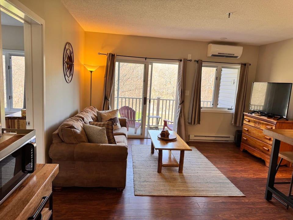 Updated One Bedroom Apartment with Balcony and Pool near Loon Mountain House in Woodstock