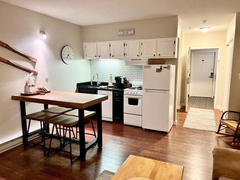 Kitchen or kitchenette, Dining area, dishwasher, oven, stove