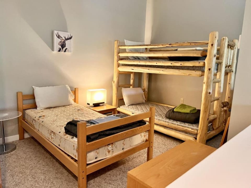 Bedroom, bunk bed