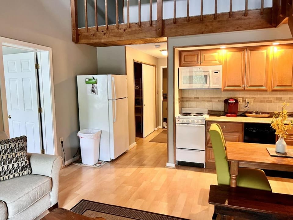 Loft Apartment Sleeps 6 with King Bedroom and Pool near Loon Mountain Apartment in Woodstock