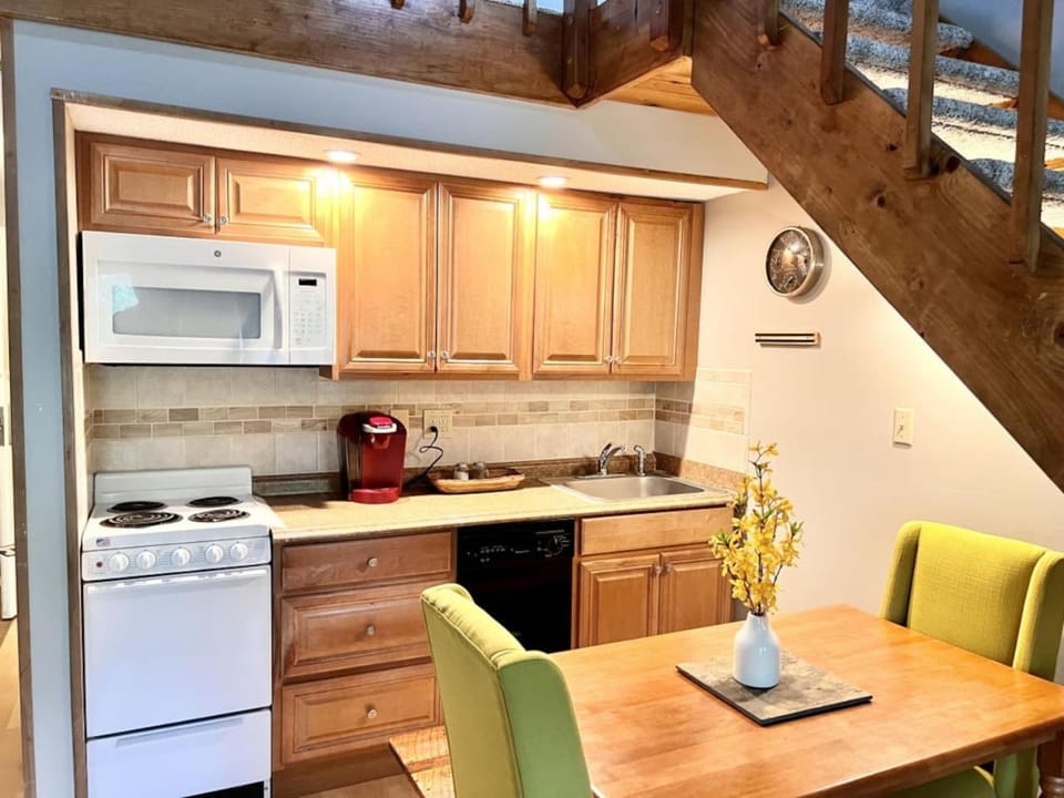 Kitchen or kitchenette, Seating area, Dining area