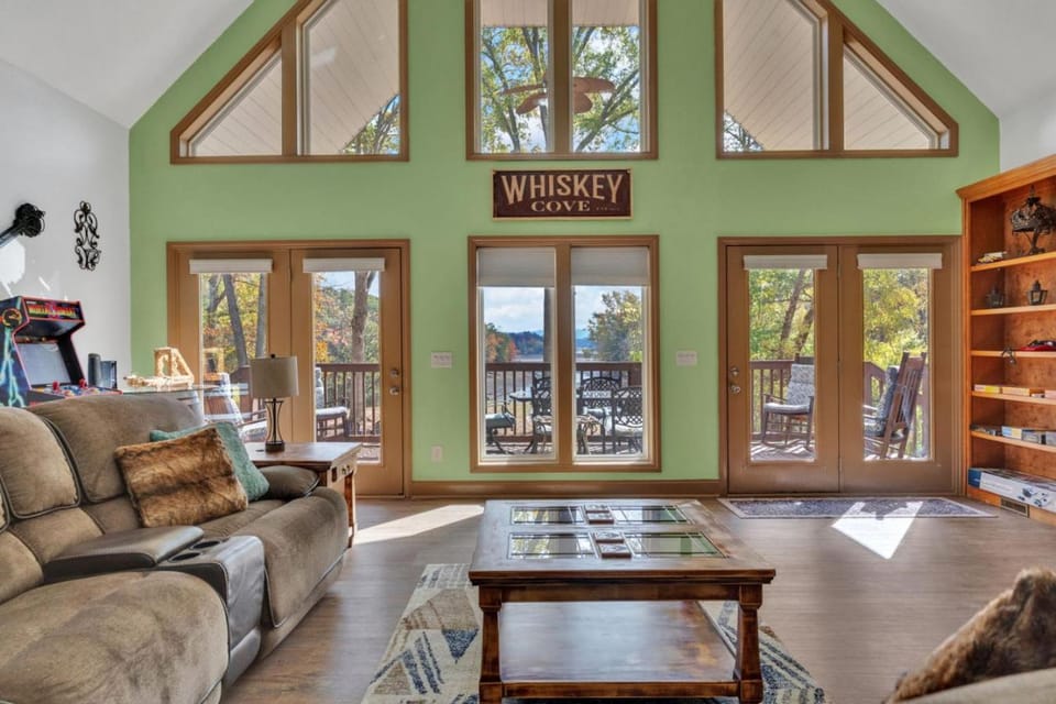Whiskey Cove Lakefront 2 Fireplaces 2 FirePits House in Baneberry