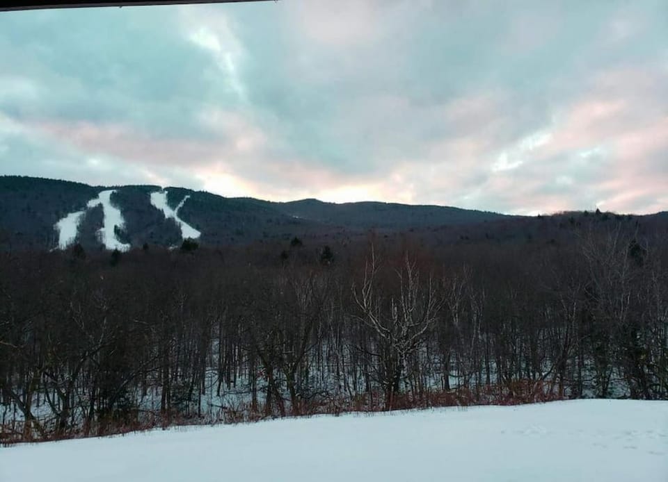 Top Floor King Room with Pool and Hot Tub near Loon Mountain Apartment hotel in Woodstock