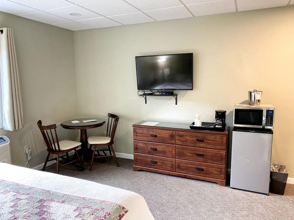 King Room with Pool, Hot Tub and Gym near Loon Mountain Apartment hotel in Woodstock
