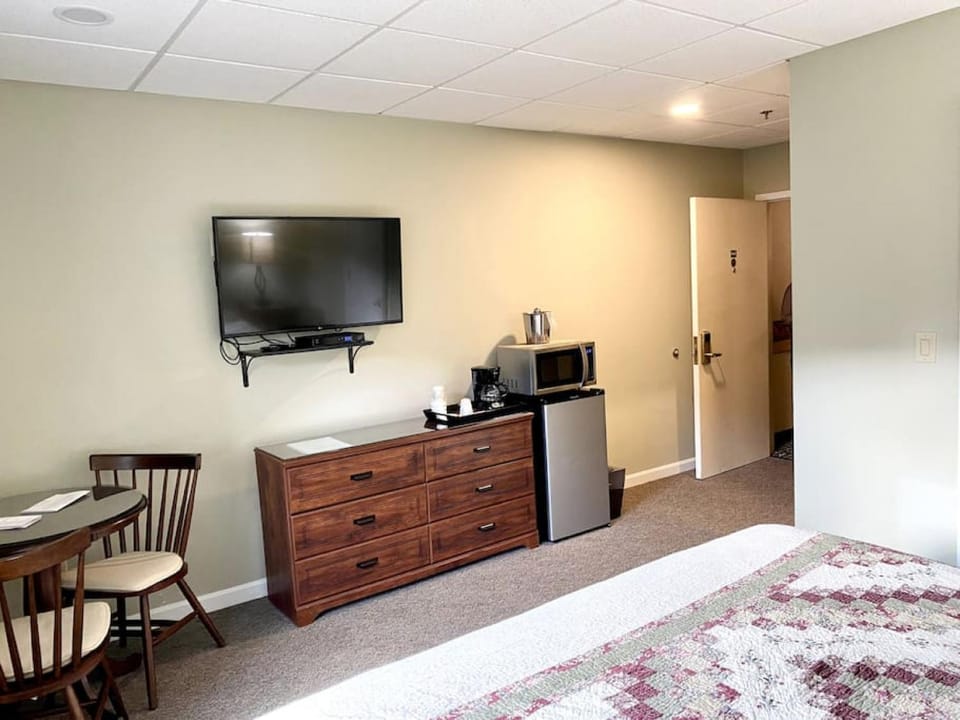 King Room with Pool, Hot Tub and Gym near Loon Mountain Apartment hotel in Woodstock
