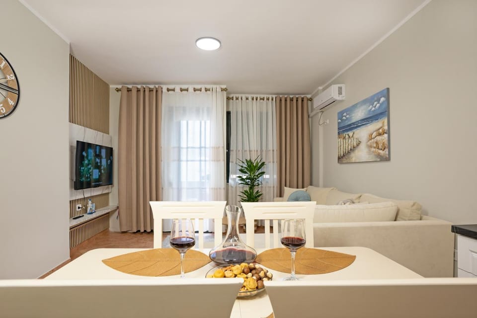 Communal lounge/ TV room, TV and multimedia, Seating area, Dining area